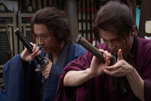 岡田以蔵と共に抜刀の構えを見せる龍馬だが…