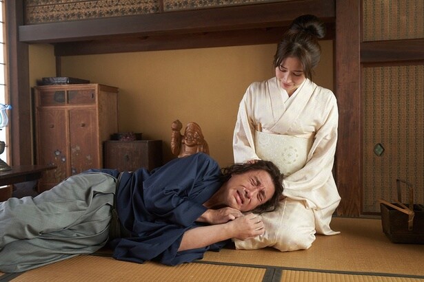 おりょうに泣きつく龍馬