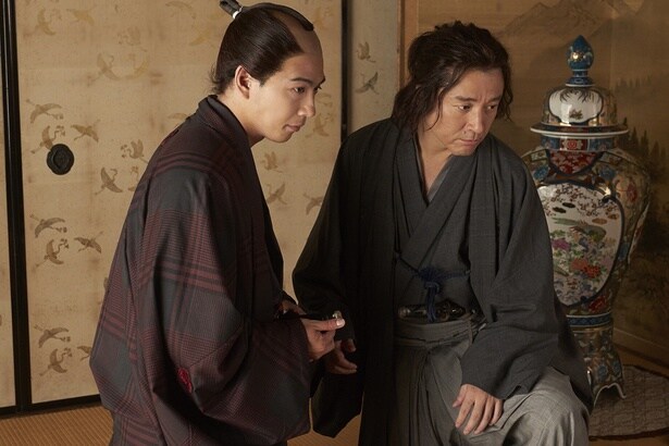 「船中八策」を掲げ、平和的な解決を目指す龍馬と後藤象二郎