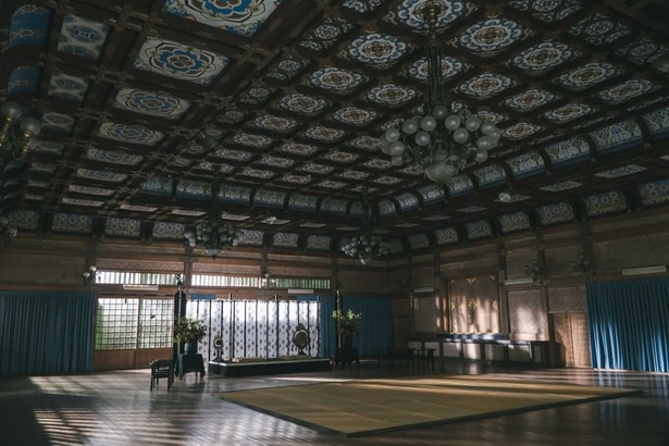 【写真を見る】鬼龍院家の重厚な屋敷をとらえたものなど、世界観が光る場面写真、メイキング映像が解禁に