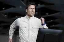 イカれた鬼ごっこを写した新場面写真到着『ランニング・マン』原作小説の冒頭パートも特別公開！