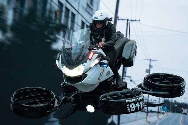 【写真を見る】AIが人間を裁き、LAの空をバイクが飛ぶ！新規場面写真には、“現実になりつつある近未来”の姿が