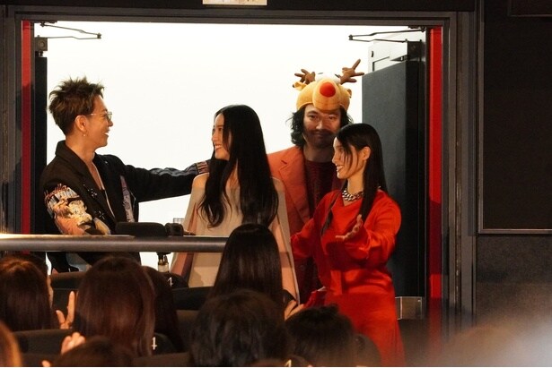 サプライズで劇場後方から登場！大歓声を浴びた