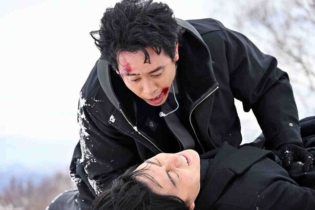 全盲のFBI特別捜査官、皆実広見(福山雅治)と、警視庁捜査一課の護道心太朗(大泉洋)が難事件に挑む『映画ラストマン -FIRST LOVE-』