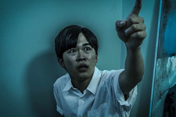 なにかを指差す大石俊介(鈴木福)