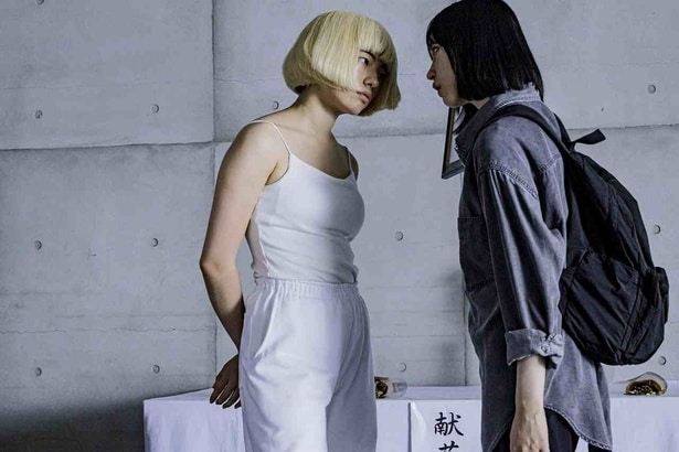 早苗と瑠美が互いの顔を無表情で見つめ合う