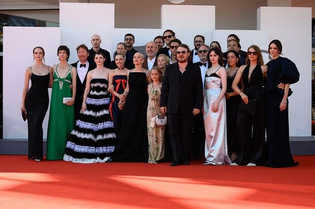 ヴェネチア国際映画祭レッドカーペットでの集合写真