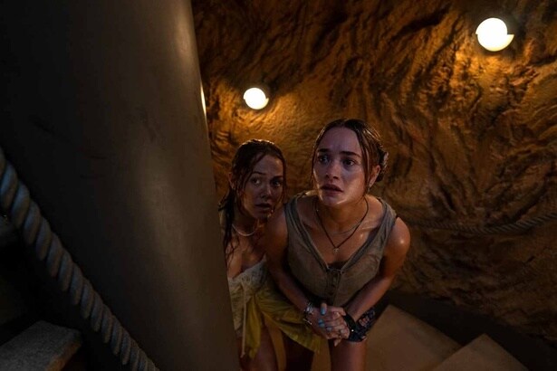 ベンに見つからないよう慎重に階段を上がるルーシーたち