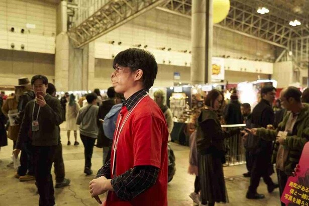 【写真を見る】サルのメイクをしたカノックスターが会場を練り歩く！