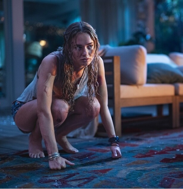 地面にしゃがみこみ、「どうしたの…？」と様子のおかしいベンに懇願するルーシー