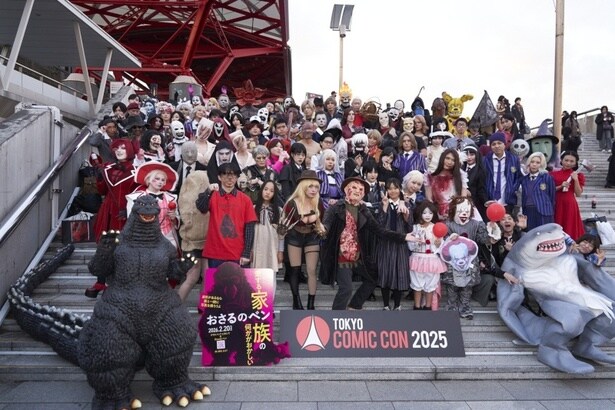 ほかのホラーコスプレイヤーたちと並んで記念撮影をするカノックスター
