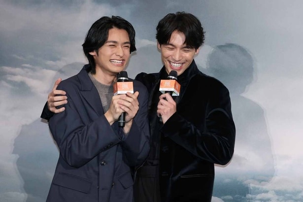 【写真を見る】自身の学生時代を演じた北島岬がサプライズ登場！くしゃくしゃの笑顔を見せる福士蒼汰