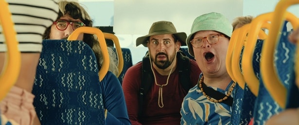 【写真を見る】監督のアルテュスは、障害者に扮してサマーキャンプに参加するパウロ役で主演も務める