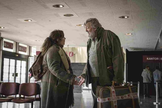 【写真を見る】ルーシーとエデクが落ち合う“旅の出発点”となるオケンチェ空港(現:ワルシャワ・ショパン空港)