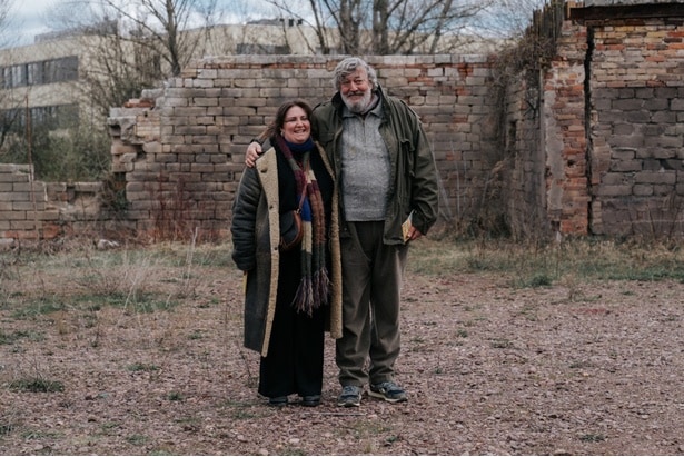 ルーシーに「ゲットーの壁を見に行こう」と提案するエデク