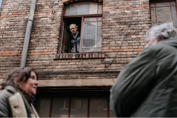 ウッチを訪れたルーシーは、戦前の家族の記憶に初めて触れる