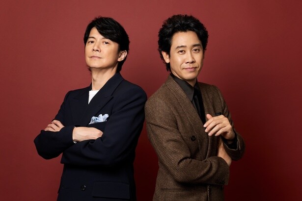 【写真を見る】劇中でもリアルでも息ぴったりのバディ！福山雅治×大泉洋を撮りおろし