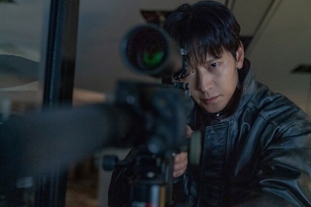 【写真を見る】21年ぶりにドラマ復帰したカン・ドンウォンの凜々しさにファン熱狂！