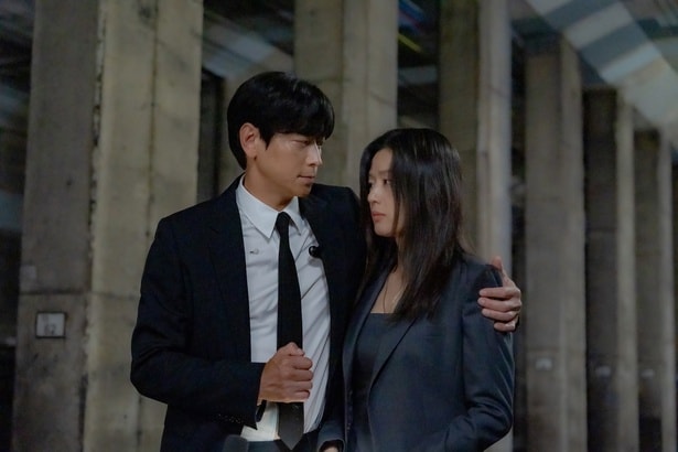 秘密を抱えるサンホを疑いながらも惹かれていくムンジュ