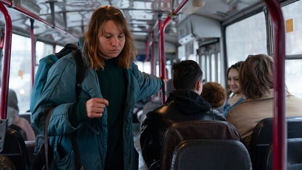 主人公のラウラは急遽一人旅に出ることに…