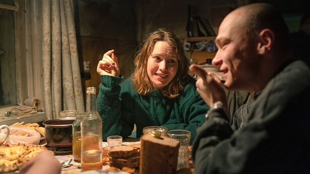 旅を続けるなかで、ラウラとリョーハはお互いの魅力に気づき始める