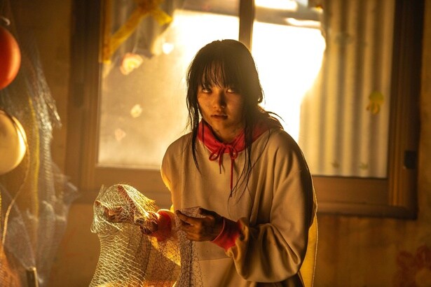 チェ・ユリによる、チャーミングさも備えたゾンビがかわいい(『ゾンビ娘』)