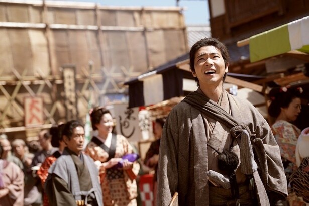 【写真を見る】仇討ち事件の真相を追う田舎侍の加瀬総一郎(柄本佑)