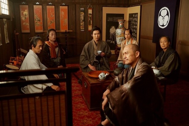 【写真を見る】江戸の町にある芝居小屋「森田座」を訪れる総一郎(柄本佑)