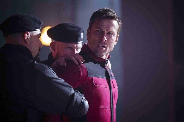 袴姿のグレン・パウエルからお年玉!?『ランニング・マン』豪華プレゼントキャンペーン実施！新規場面写真も