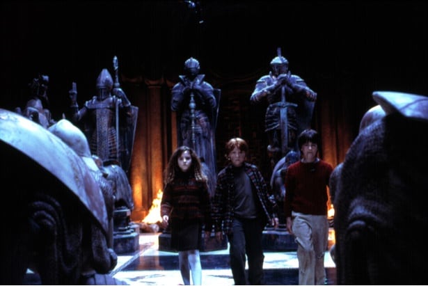 【写真を見る】11歳という若さにして、命を懸けた戦いに臨む3人の顔つきが勇ましい(『ハリー・ポッターと賢者の石』)