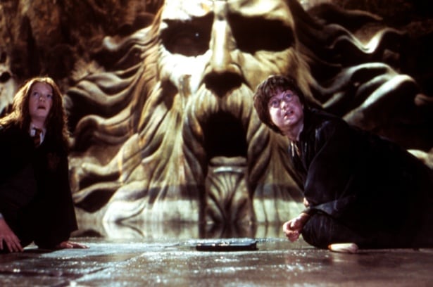 蛇語を話せないと入ることができない“秘密の部屋”。この部屋をめぐるミステリー要素も楽しい(『ハリー・ポッターと秘密の部屋』)