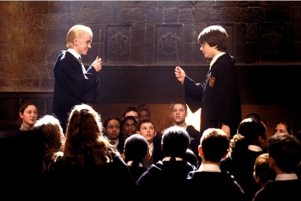 授業中に行われた、ハリーとマルフォイの呪文対決。ここでハリーがパーセルマウス(蛇語を使える者)と判明(『ハリー・ポッターと秘密の部屋』)