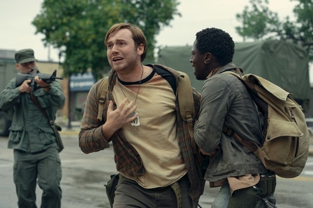 主演のクーパー・ホフマン(左)とデヴィッド・ジョンソン(右)