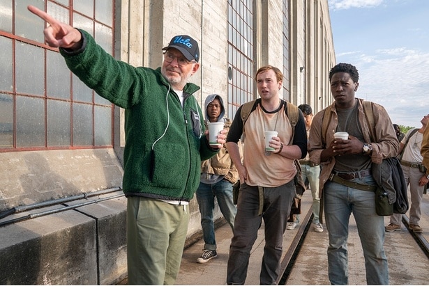 本作の監督を務めたのは「ハンガー・ゲーム」シリーズのフランシス・ローレンス(写真左)