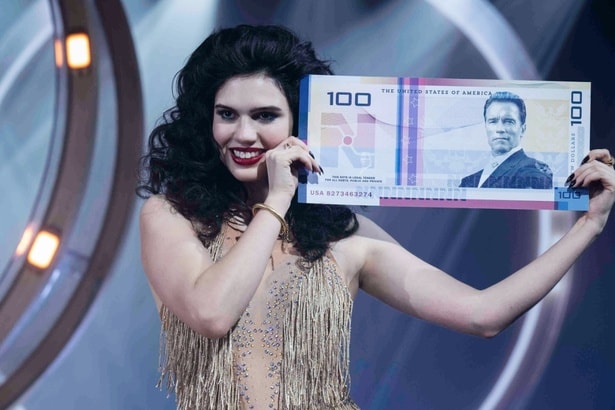 “巨大シュワちゃん紙幣”に本人も驚き!?『ランニング・マン』グレン・パウエル＆エドガー・ライト監督が表敬訪問