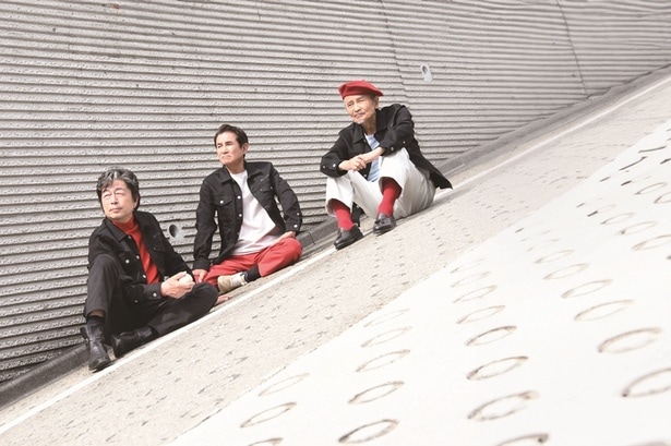 【写真を見る】ファンには懐かしすぎる‥!坂道でボールを投げ合うシーンの再現も