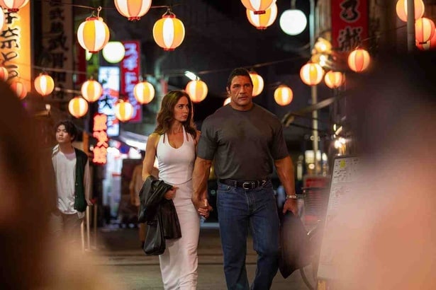 【写真を見る】ドウェイン・ジョンソン演じるケアーの恋人ドーン役にエミリー・ブラント