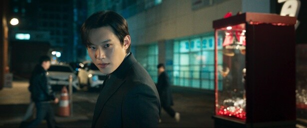 「ト社長は地獄で生まれたような人物」『PROJECT Y』Netflix作品でも注目を集めるキム・ソンチョルの新場面写真