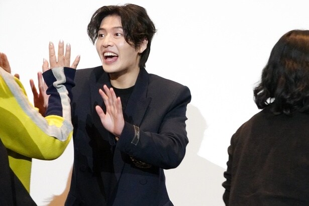 【写真を見る】舞台挨拶なのに、まさかのハイタッチ！カン・ハヌルも笑顔