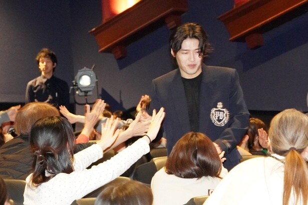 客席の間を通って登場！