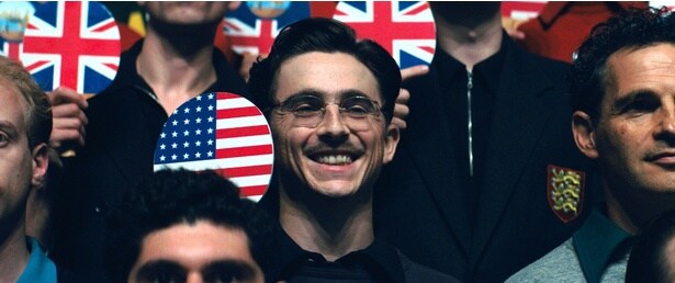 アメリカ国旗がデザインされたラケットを掲げるマーティが印象的なカット