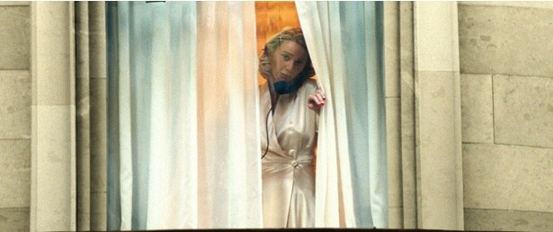 【写真を見る】マーティはどんな手段を使ってケイの部屋の番号を知ったのか？