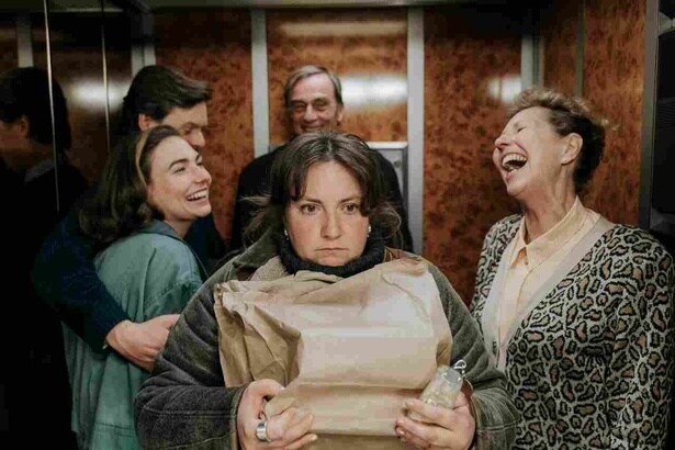 自身のルーツをたどりたいという繊細で神経質な娘ルーシー