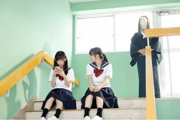 美咲は、和装でお面のような顔の“神様”につきまとわれる