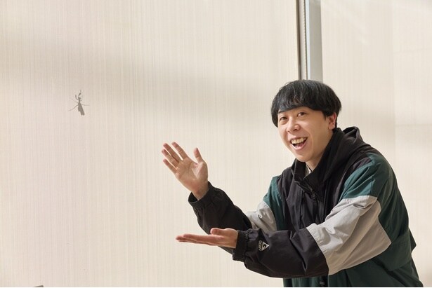 撮影中にカマキリを見つけて喜ぶ無邪気な一面を見せてくれたコウイチ監督