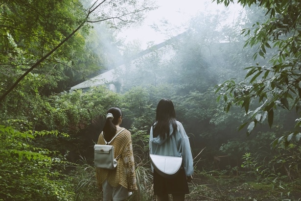 さらなる刺激を求め、地元で噂の廃墟に潜入する美咲と皐月。おどろおどろしい雰囲気に震える!