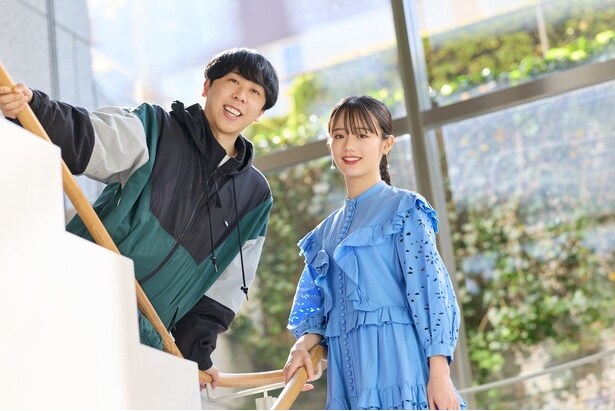 【写真を見る】『とれ!』コウイチ監督と中島瑠菜のとびきりの笑顔を撮り下ろし!