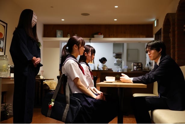 恐ろしいものがいた(?)という噂の喫茶店のシーンにはコウイチ監督も出演しているので必見!