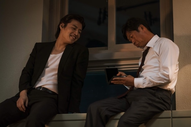 “ヤダン”と検事が歪んだブロマンスを展開『YADANG／ヤダン』2人の密約を映しだす本編シーン