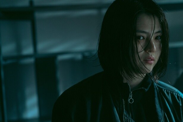 復讐を胸に誓い、名前を変えて潜入捜査を進めるジウ(「マイネーム: 偽りと復讐」)